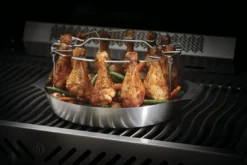 Soporte Redondo Para Alitas De Pollo Napoleon -Óptimo Barbacoa Tienda 56032 Foldable Chicken Grilling Rack Topper In Use
